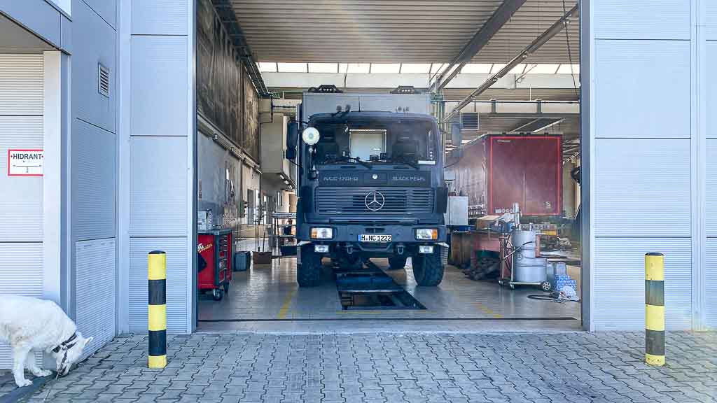 Black Pearl beim Mercedes Benz Truck Service in Oradea