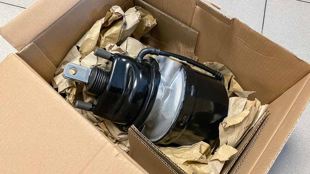 Neuer Federspeicher in Pappkarton