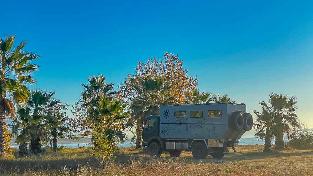 Parken unter Palmen am Mittelmeer