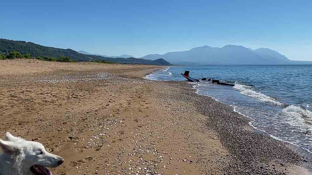 Leerer Strand auf dem Peleponnes