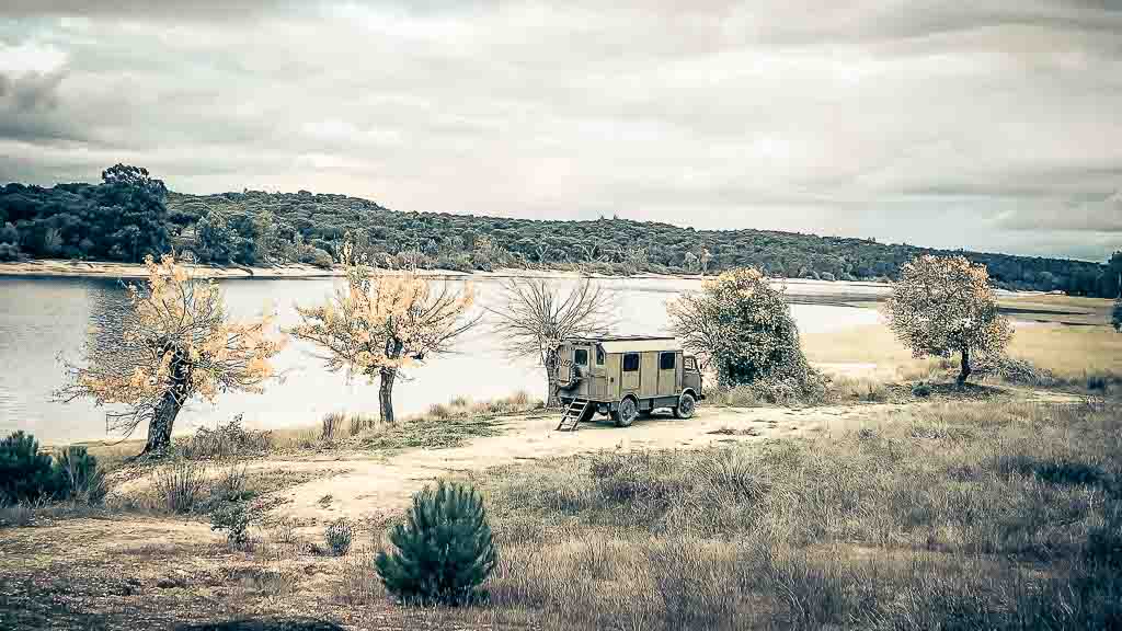 Vanlifer am Stausee in Portugal