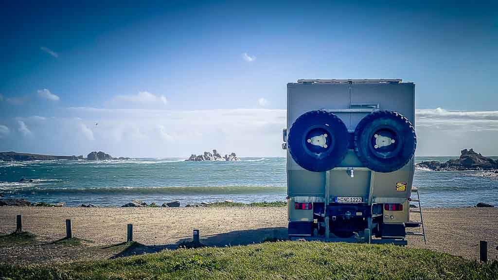 Vanlifer mit Black Pearl in der Bretagne