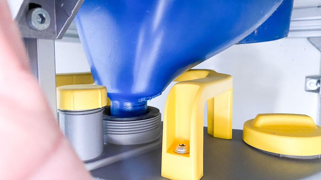 2022-12-31 13-02-46-1024 Separett Trenneinsatz in Separett Tiny Urinbehälter