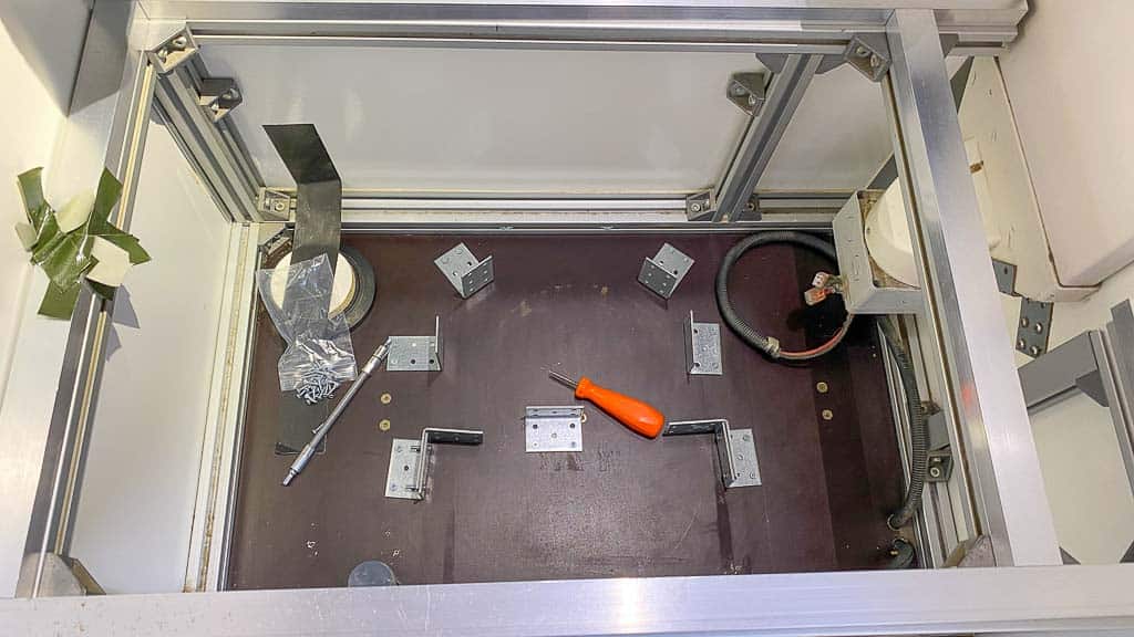 2022-12-31 14-29-21-1024 Winkel zur Befestigung der Behälter in der Trockentrenntoilette