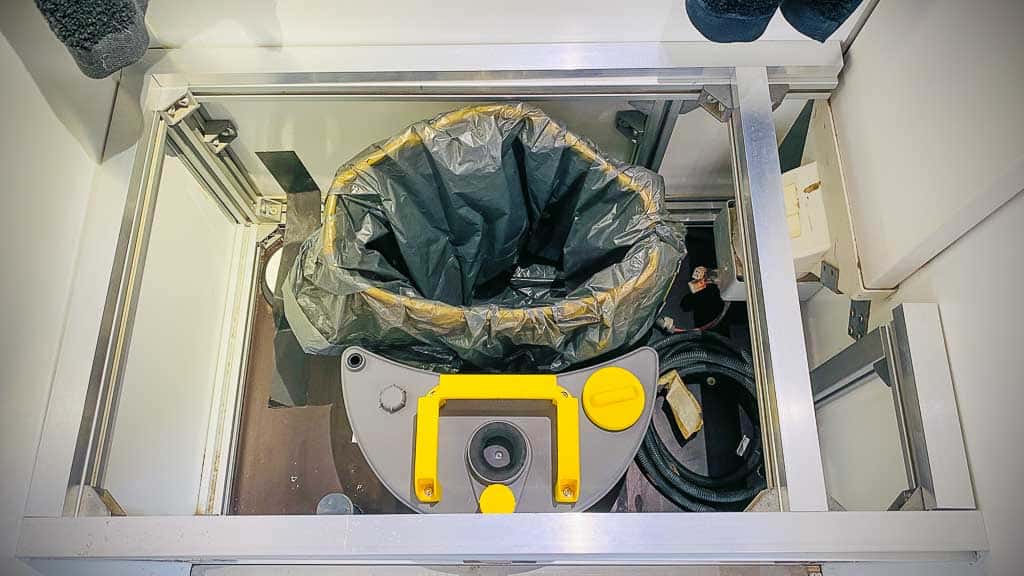 2022-12-31 14-33-22-1024 Trockentrenntoilette mit Tiny innenleben