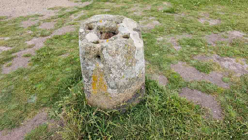Allzeit-Bereift, Frankreich, Bretagne, Chapelle de Saint-Samson, runder Stein von der Seite