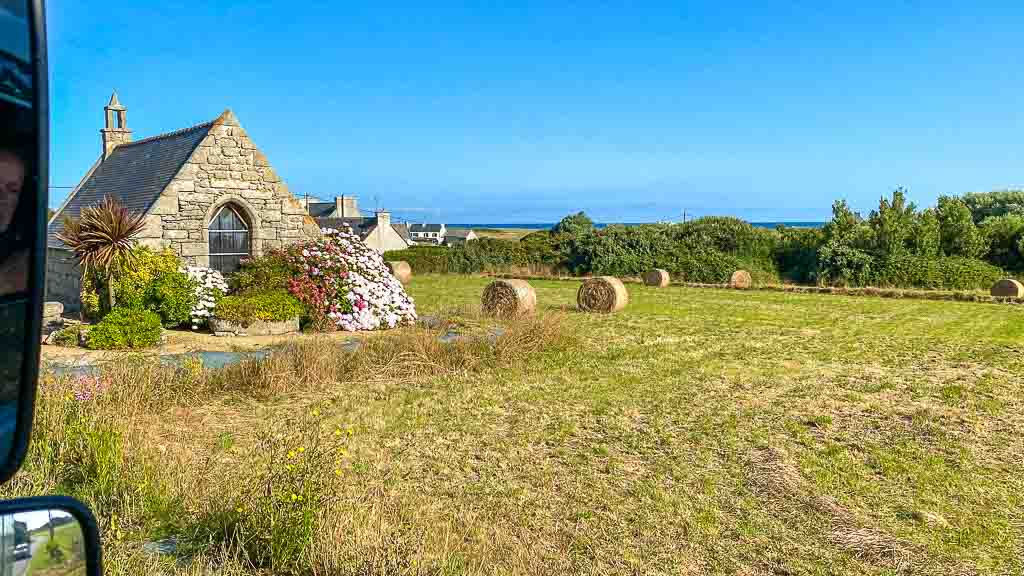 Allzeit-Bereift.de Finistere Kleine Steinkirche mit Blütenpracht