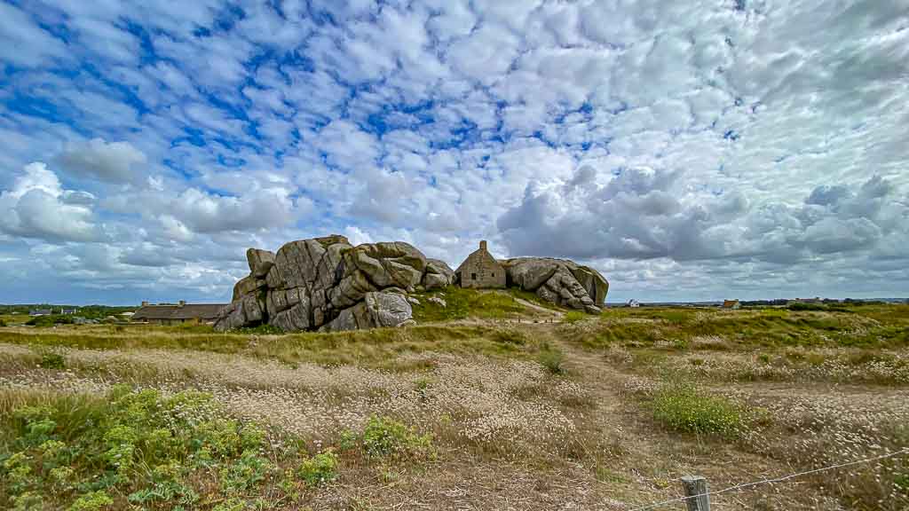Allzeit-Bereift.de Bretagne Meneham mit Wolkenhimmel