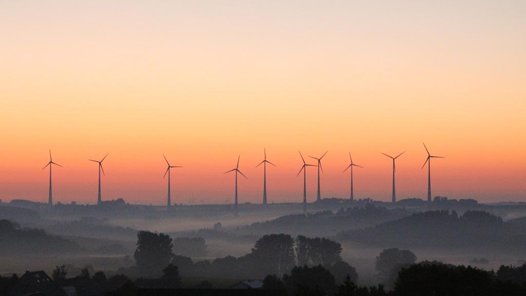Windräder mit Abenddämmerung