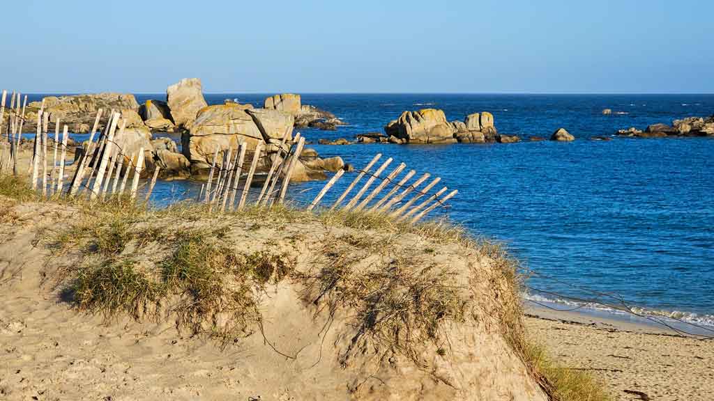 Strandbereich-mit-Zaun Bretagne Frankreich Meneham