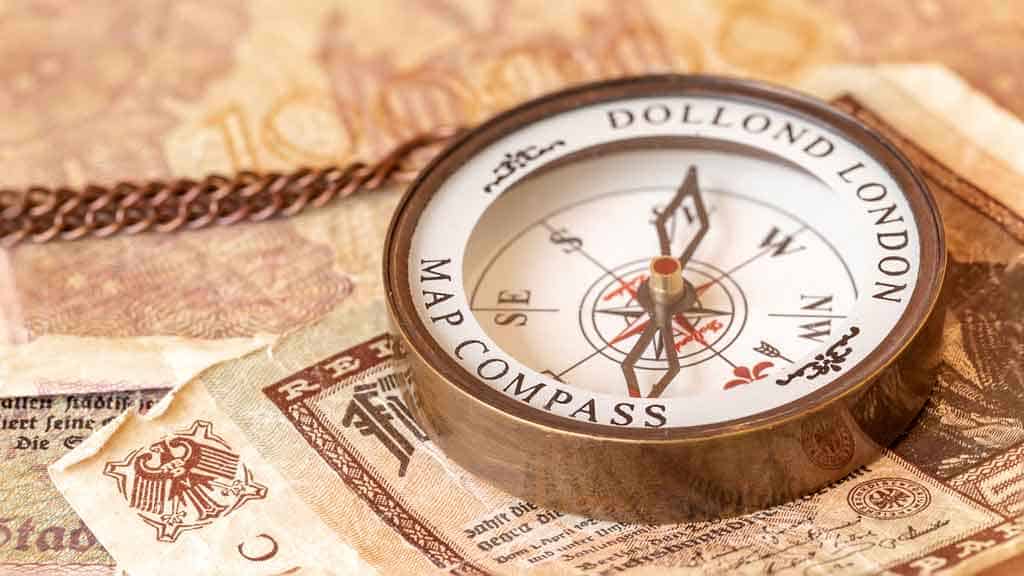 Navi vs. Google - Kompass rund mit Glasscheibe auf Karte liegend