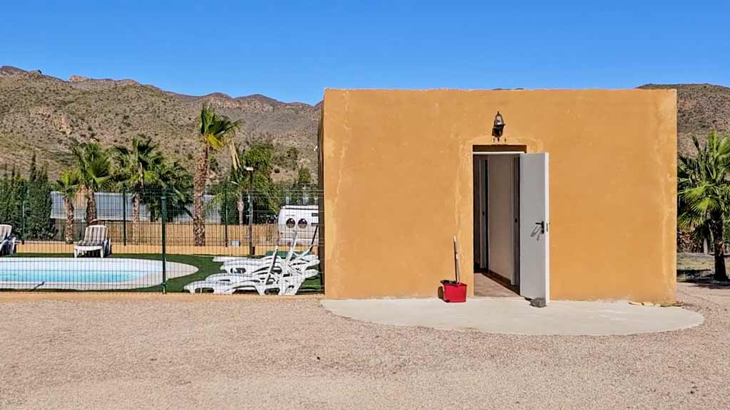 Area Camper La Ermita Dusche WC Aussenansicht