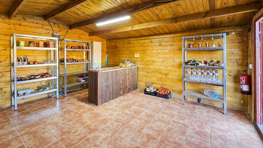 Area Camper La Ermita Einkaufsladen seitlich