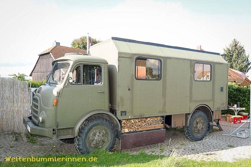 Holzklötzchen und Pinselstrich – wir trotzen dem aufkommenden Schietwetter!