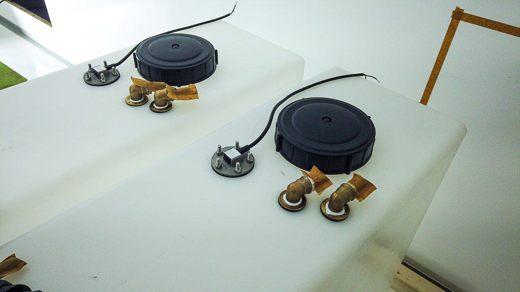 Sommerloch? Noch ist im Ausbau wenig zu tun. Wir beschäftigen uns auf dem Dach unseres Koffers mit dem Antenneneinbau und dem Einbau der Lüftung.