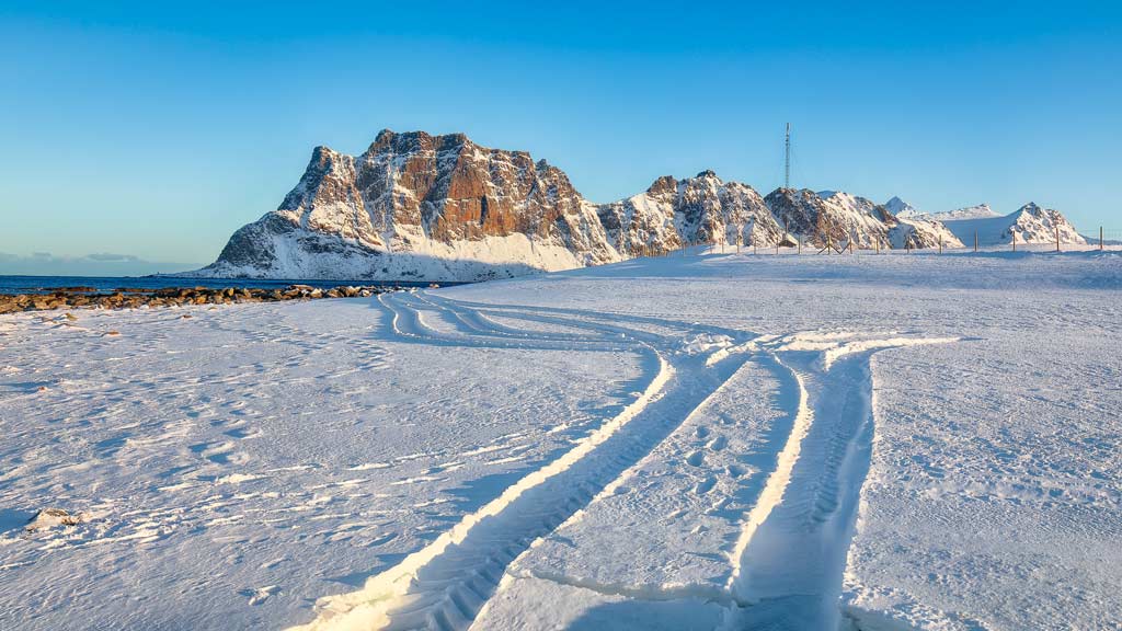Fluchtfahrzeug Reifenspuren vor winterlicher Landschaft