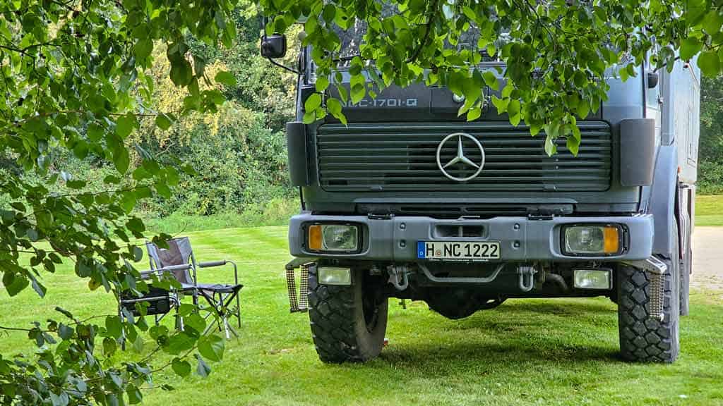 Die Black Pearl steht auf einer Wieser und ist teilweise von einem Baum verdeckt