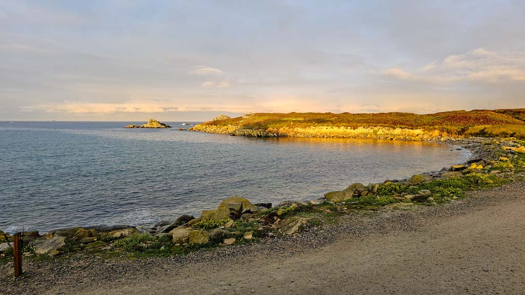 Küstenabschnitt der Bretagne im goldenen Morgenlicht