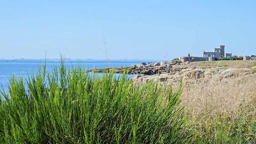 Bretagne Küste einsam stehendes Haus